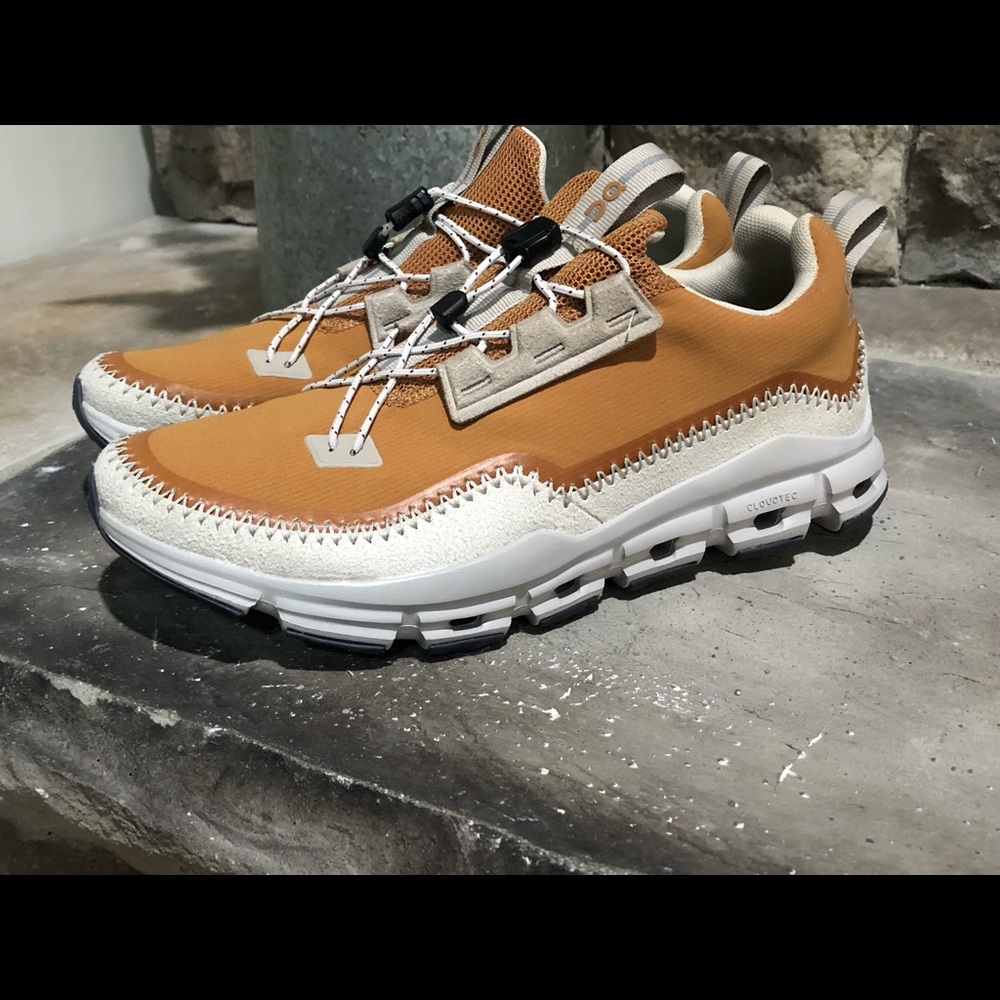 Oncloud tennis shoes.